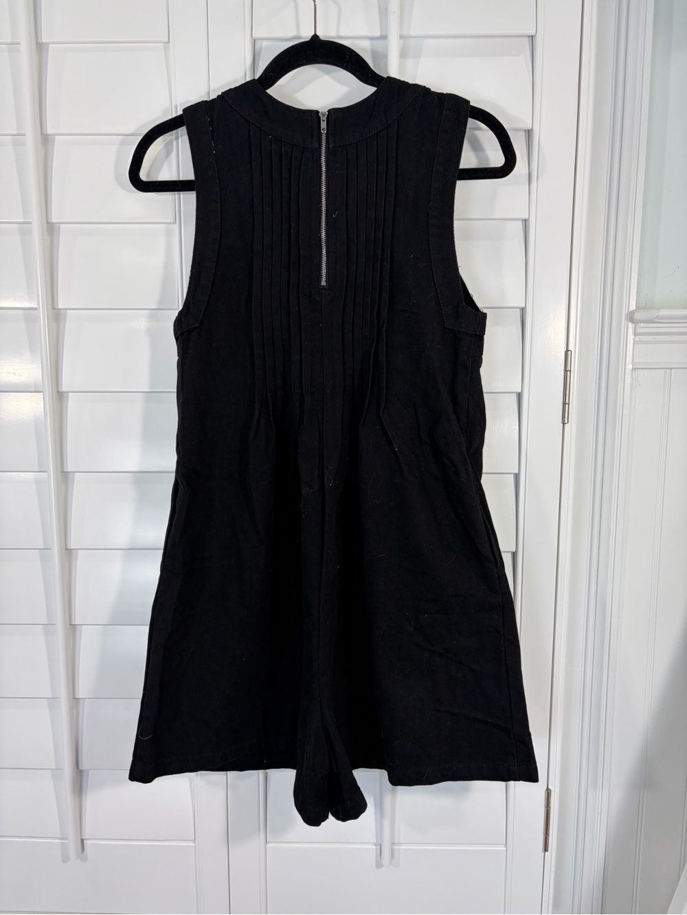 Black Sleeveless V-Neck Tie Front Romper (XS) - Picture 12 of 12